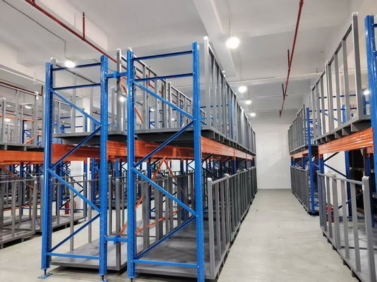 Konfigurowalny system przechowywania rolek materiału z obsługą wózkami widłowymi lub AGV dla średnich i małych przestrzeni magazynowych