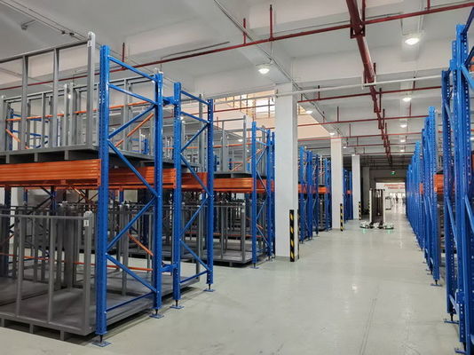 Konfigurowalny system przechowywania rolek materiału z obsługą wózkami widłowymi lub AGV dla średnich i małych przestrzeni magazynowych